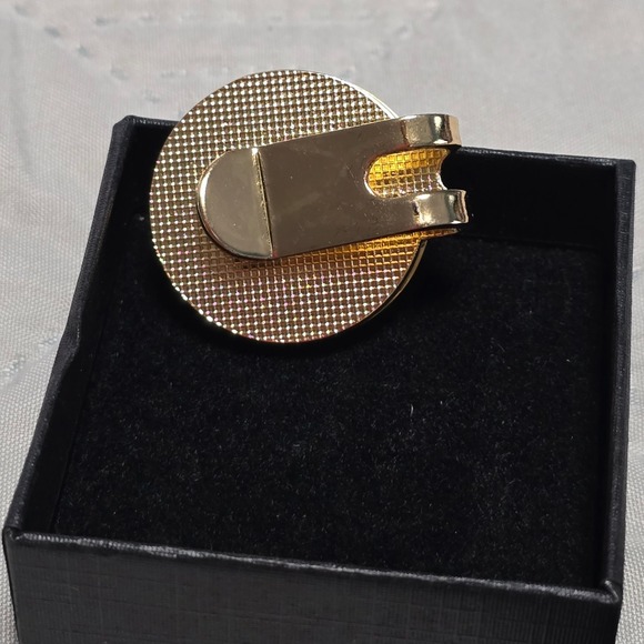 Golf Ball Marker Hat Clip This Girl Knows How to Par Tee Pink Gold Crown Design - Picture 2 of 3